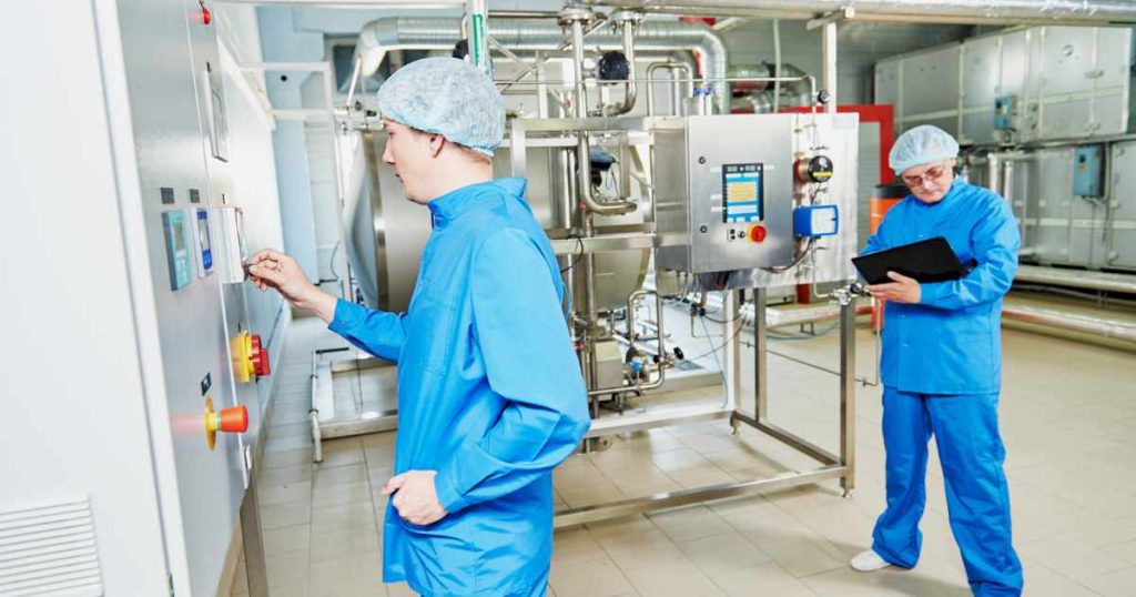 2 pharmaceutical chemist working on a lab.